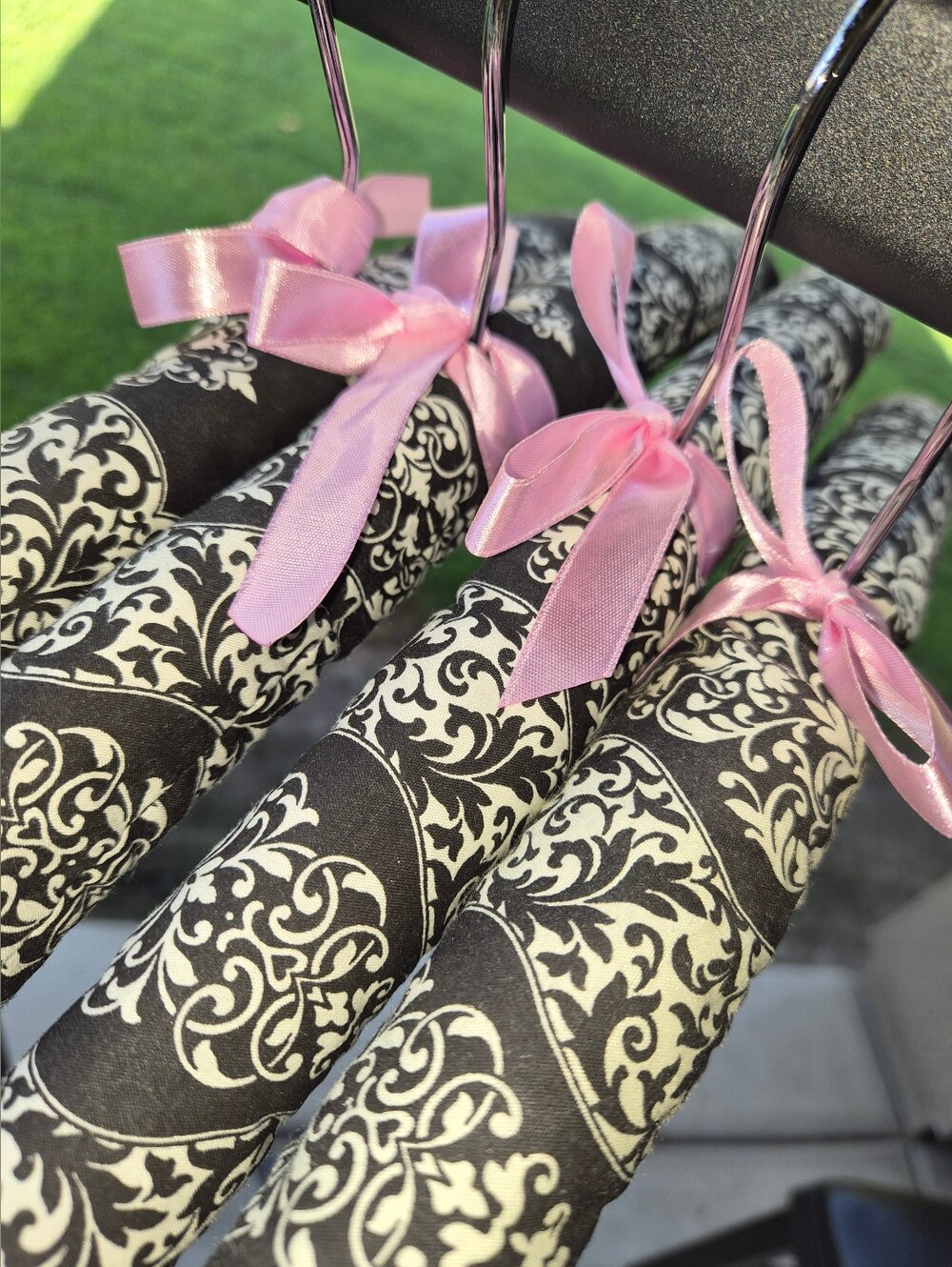 Vintage Set of 4 Padded Fabric Clothing Hangers Damask Pink Bows EUC